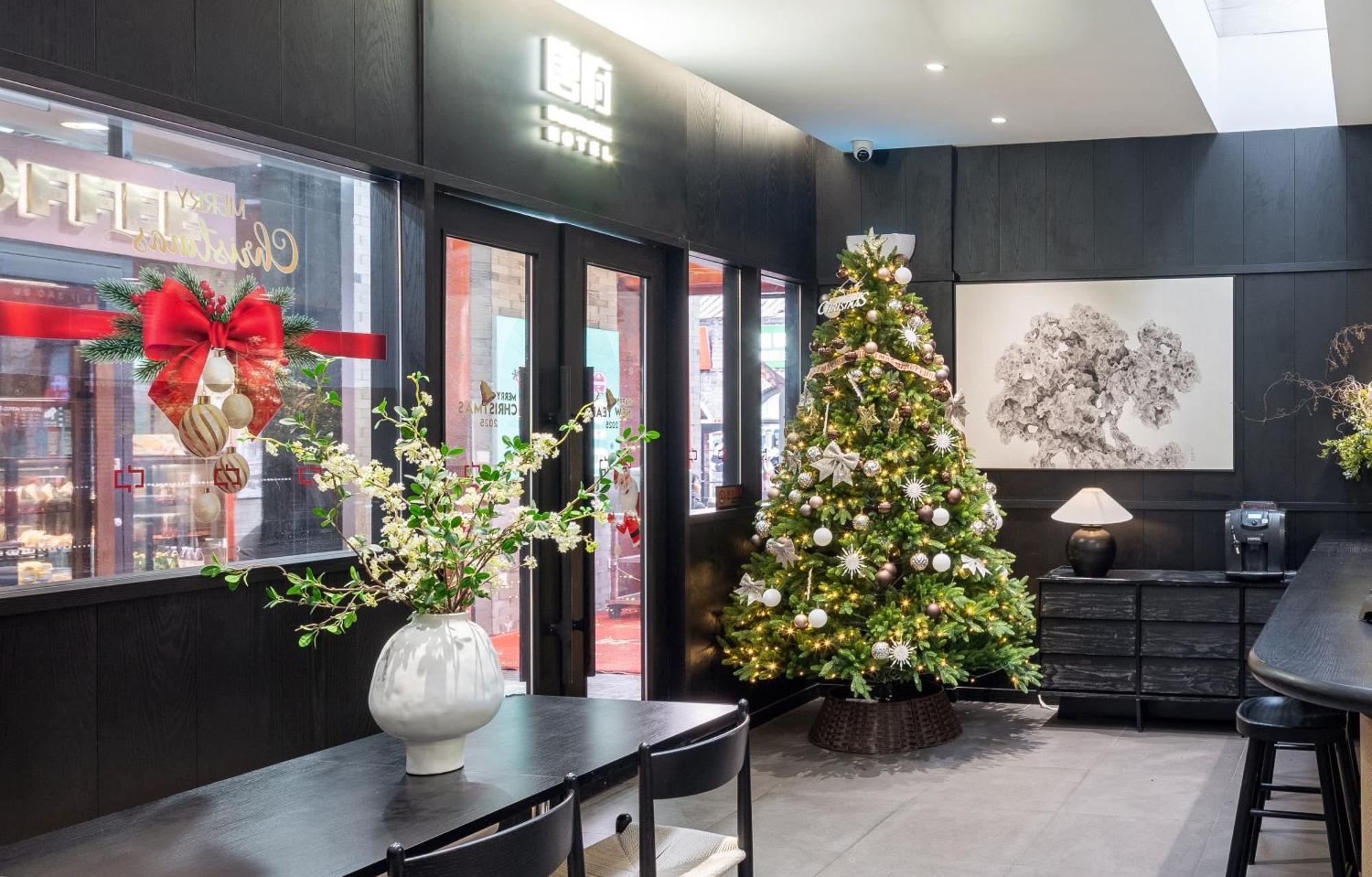 Beijing Tangfu Nanluoguxiang Wang Fu Jing Forbidden City Snack Street Hotel,1 Stop Walking To Airport Express,3 Stop To Tiananmen&Free Laundry Dry Service &Professional Free Tour Ticket Service With English Speaking Staff מראה חיצוני תמונה